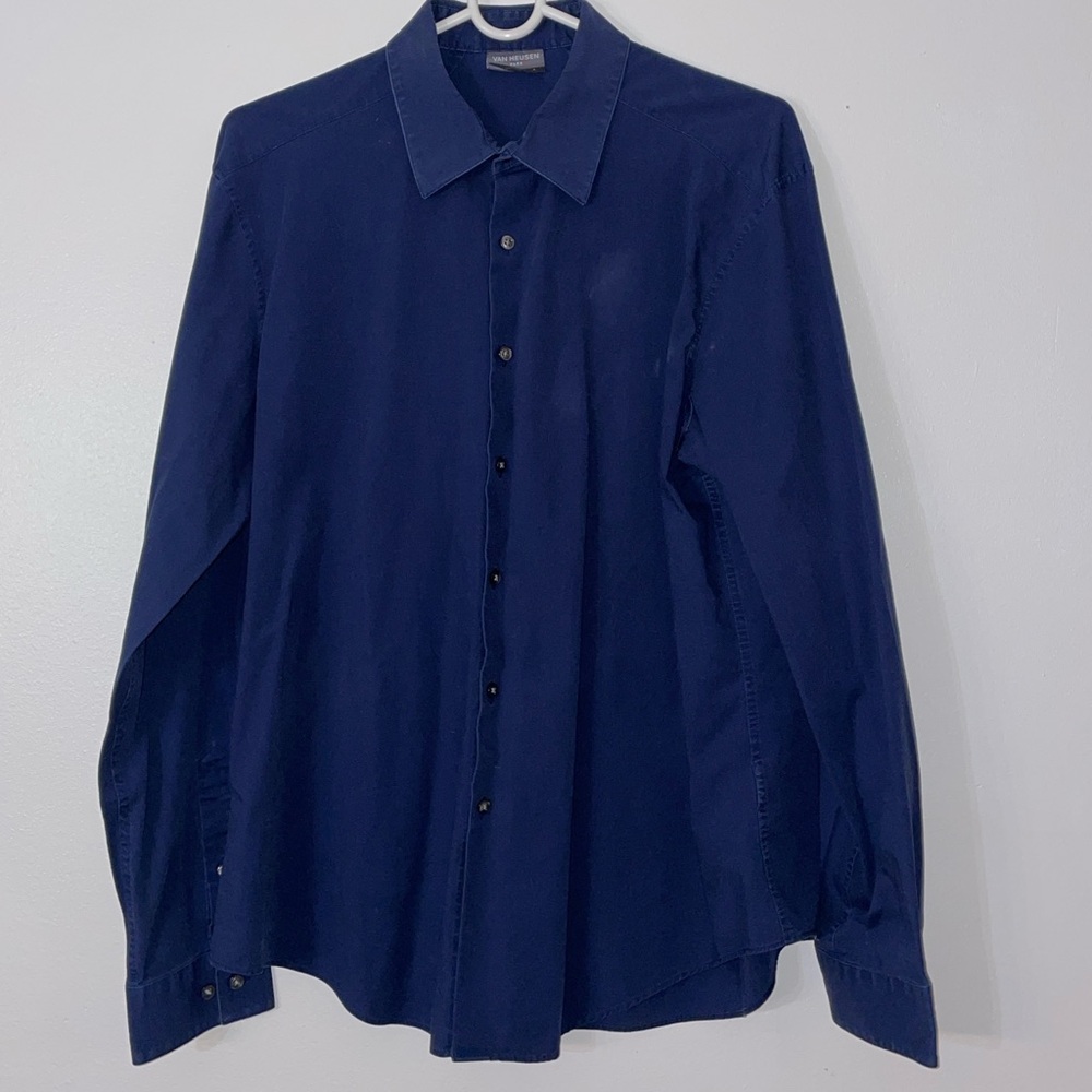 Navy Blue Van Heusen Flex Men’s Dress Shirt. Size L, 16-16.5 inch neck.